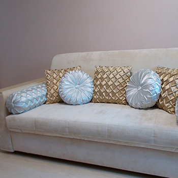 9 лучших материалов для набивки диванных подушек